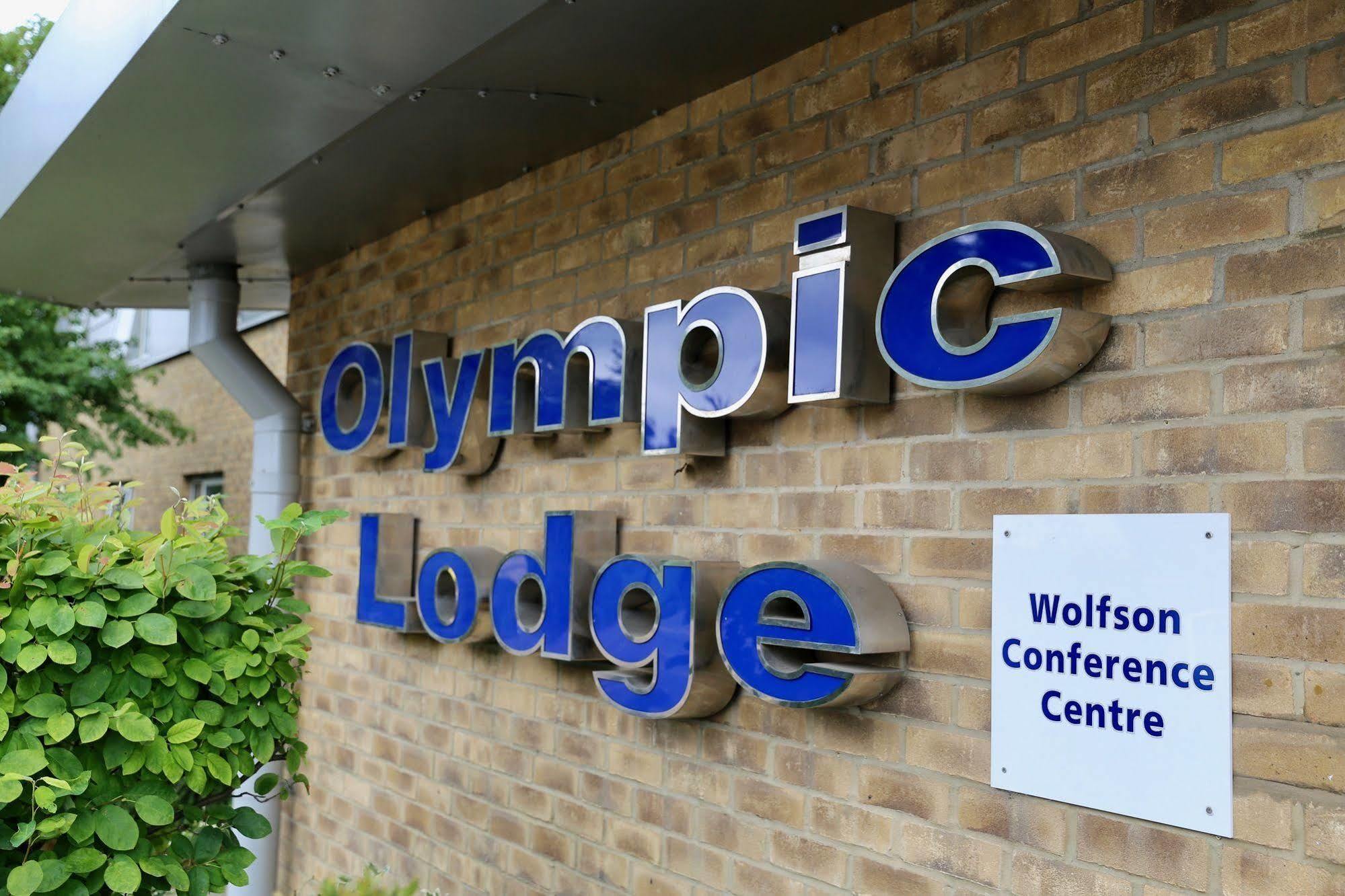 The Olympic Lodge Aylesbury  Kültér fotó